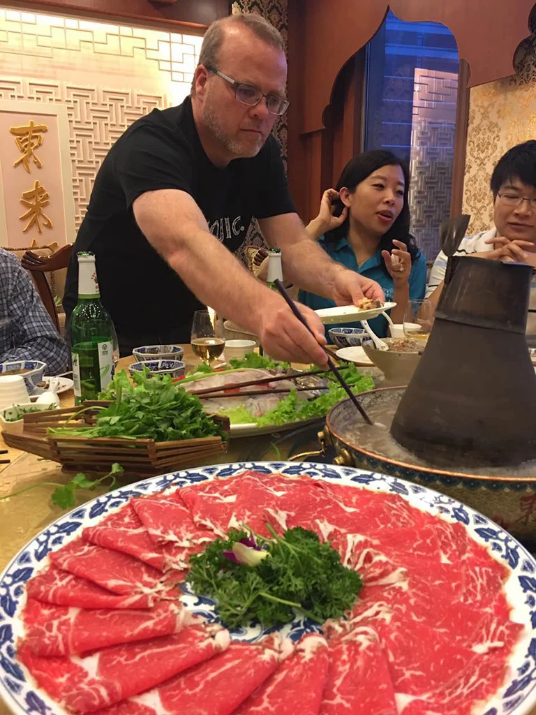 Rasmus Lerdorf 在北京用筷子涮火锅