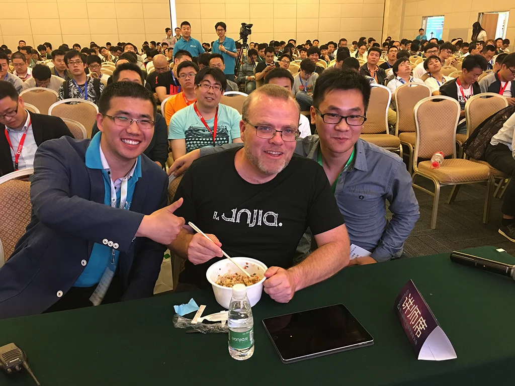 作者与Rasmus Lerdorf在PHP第二届全球开发者大会现场合影