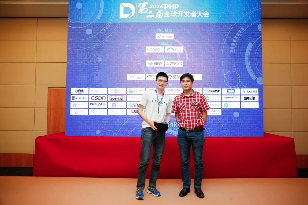 王春生和获奖者合影