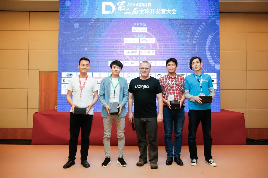 Rasmus Lerdorf（PHP 之父）和获奖者合影