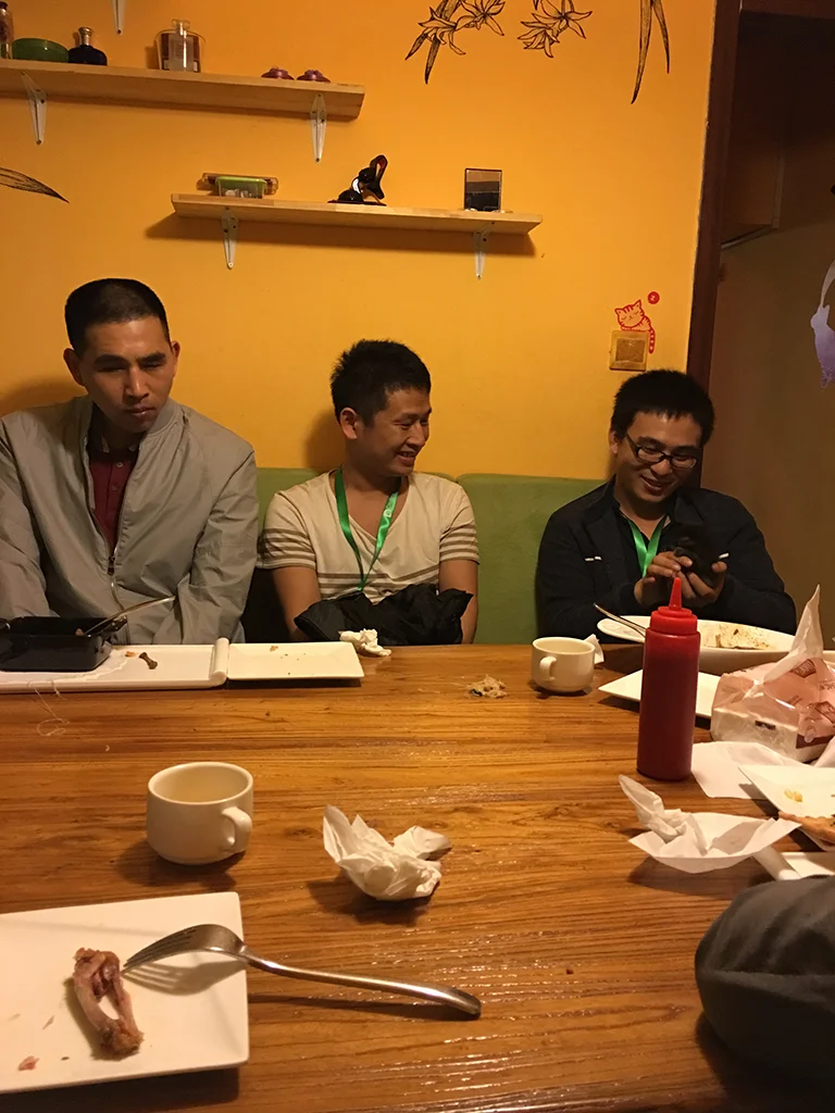 杨永全（左）与同事们在餐厅，气氛轻松