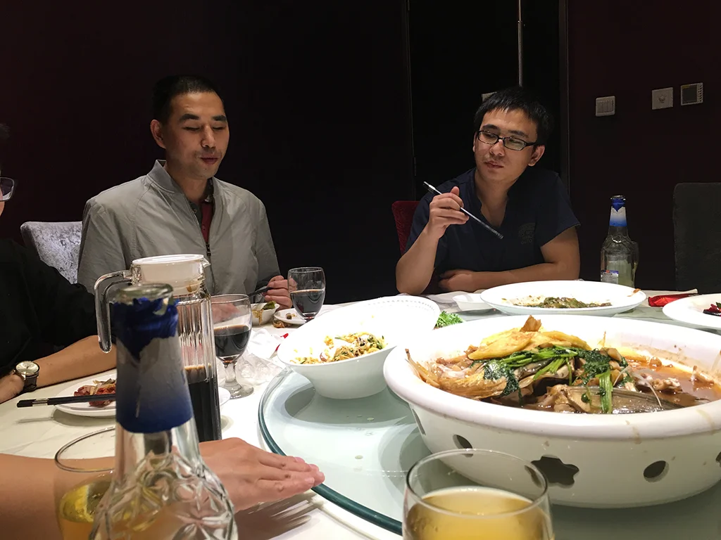 大会结束后的饭局，杨永全与众人围坐