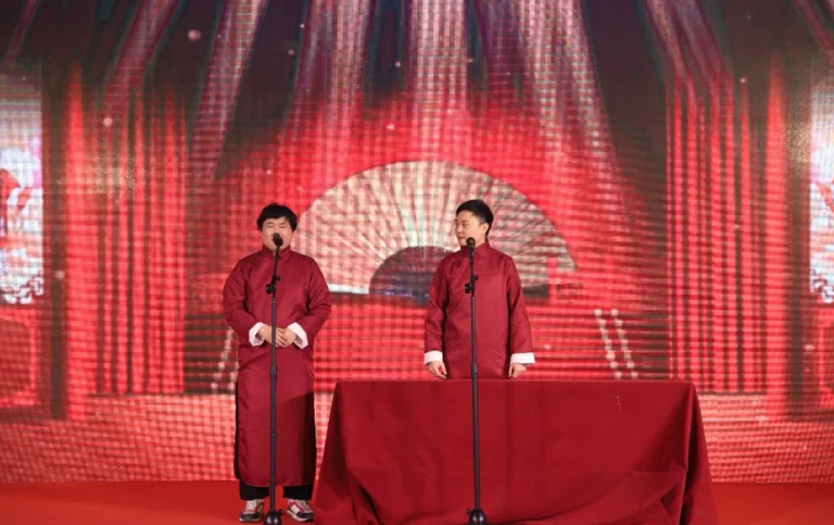 王闰时和产品经理年会说相声表演