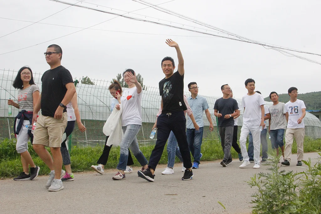 辛佩剑团建途中举手打招呼