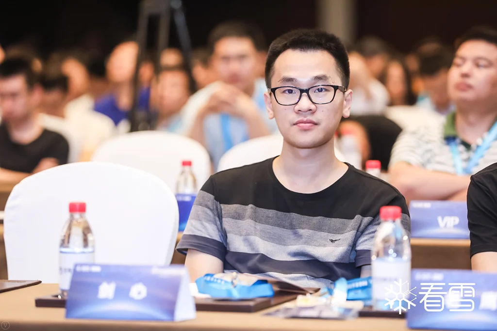 我坐在方小顿（剑心）的VIP席，被摄影师抓拍