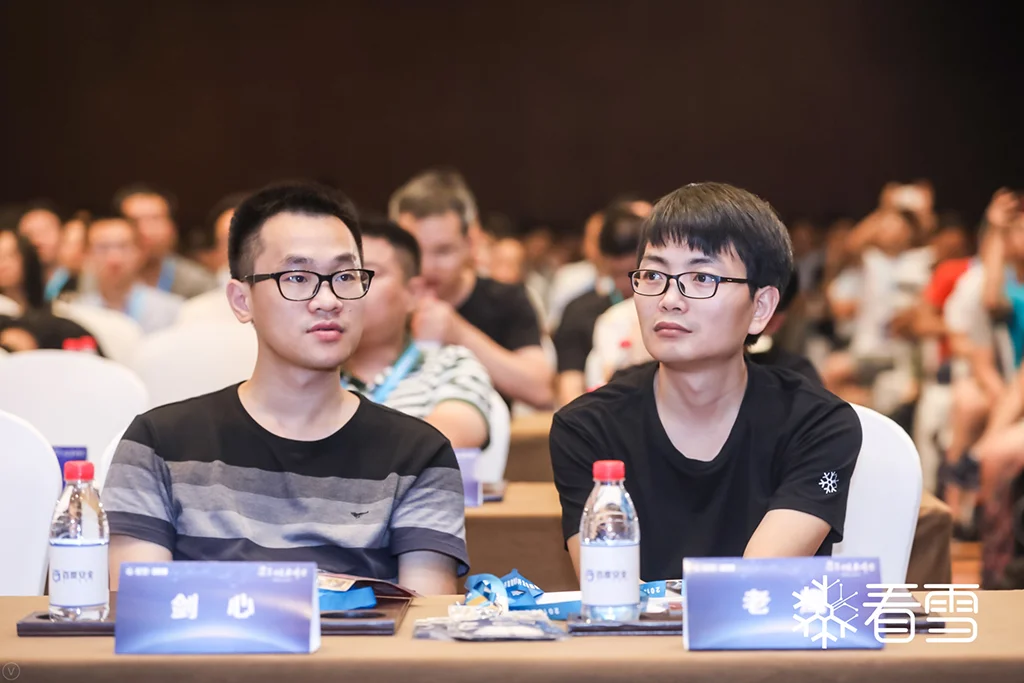 我和 xiuno 作者黄敏并排坐在第一排